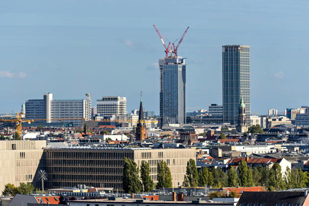 Berlin, 13.10.2026: Blick vom neuen DKB-Campus in der Europacity in Berlin-Mitte über die Dächer von Berlin-Mitte auf Hochhäuser, eines davon noch im Bau mit Baukränen. Die Deutsche Kreditbank AG (DKB) hat ihren neuen Hauptsitz heute offiziell eröffnet. Der von Kleihues + Kleihues entworfene, rund 82 Meter hohe Komplex besteht aus drei Gebäudeteilen mit fünf, elf und 19 Geschossen und rund 35.000 Quadratmetern Mietfläche; entwickelt wurde er von der CA Immo unter dem Projektnamen Upbeat. Rund 2.600 Mitarbeitende des DKB-Konzerns, die bislang auf mehrere Berliner Standorte verteilt waren, arbeiten nun gemeinsam im Campus. Die DKB ist Exklusivmieterin und hat einen Mietvertrag über 15 Jahre abgeschlossen. DKB eröffnet neuen Ha