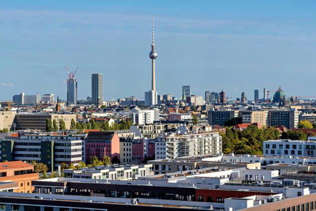 Berlin, 13.10.2026: Blick vom neuen DKB-Campus in der Europacity in Berlin-Mitte über Neubauten auf die Berliner Innenstadt mit Fernsehturm, Rotem Rathaus und Berliner Dom. Die Deutsche Kreditbank AG (DKB) hat ihren neuen Hauptsitz heute offiziell eröffnet. Der von Kleihues + Kleihues entworfene, rund 82 Meter hohe Komplex besteht aus drei Gebäudeteilen mit fünf, elf und 19 Geschossen und rund 35.000 Quadratmetern Mietfläche; entwickelt wurde er von der CA Immo unter dem Projektnamen Upbeat. Rund 2.600 Mitarbeitende des DKB-Konzerns, die bislang auf mehrere Berliner Standorte verteilt waren, arbeiten nun gemeinsam im Campus. Die DKB ist Exklusivmieterin und hat einen Mietvertrag über 15 Jahre abgeschlossen. DKB eröffnet neuen H
