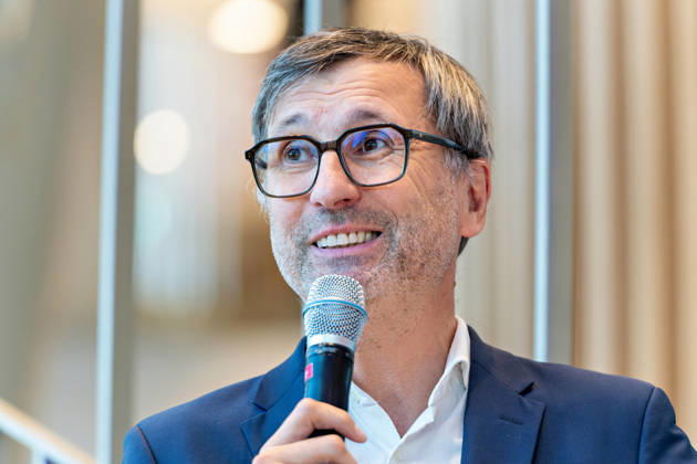 Berlin, 13.10.2026: DKB-CEO Dr. Sven Deglow spricht bei der Eröffnungsfeier im Foyer des neuen DKB-Campus in der Europacity in Berlin-Mitte. Die Deutsche Kreditbank AG (DKB) hat ihren neuen Hauptsitz heute offiziell eröffnet. Der von Kleihues + Kleihues entworfene, rund 82 Meter hohe Komplex besteht aus drei Gebäudeteilen mit fünf, elf und 19 Geschossen und rund 35.000 Quadratmetern Mietfläche; entwickelt wurde er von der CA Immo unter dem Projektnamen Upbeat. Rund 2.600 Mitarbeitende des DKB-Konzerns, die bislang auf mehrere Berliner Standorte verteilt waren, arbeiten nun gemeinsam im Campus. Die DKB ist Exklusivmieterin und hat einen Mietvertrag über 15 Jahre abgeschlossen. Die DKB unterstreicht mit dem langfristig angelegten