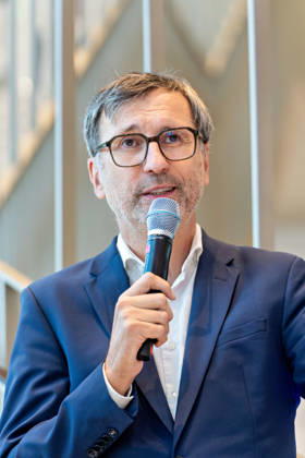 Berlin, 13.10.2026: DKB-CEO Dr. Sven Deglow spricht bei der Eröffnungsfeier im Foyer des neuen DKB-Campus in der Europacity in Berlin-Mitte. Die Deutsche Kreditbank AG (DKB) hat ihren neuen Hauptsitz heute offiziell eröffnet. Der von Kleihues + Kleihues entworfene, rund 82 Meter hohe Komplex besteht aus drei Gebäudeteilen mit fünf, elf und 19 Geschossen und rund 35.000 Quadratmetern Mietfläche; entwickelt wurde er von der CA Immo unter dem Projektnamen Upbeat. Rund 2.600 Mitarbeitende des DKB-Konzerns, die bislang auf mehrere Berliner Standorte verteilt waren, arbeiten nun gemeinsam im Campus. Die DKB ist Exklusivmieterin und hat einen Mietvertrag über 15 Jahre abgeschlossen. Die DKB unterstreicht mit dem langfristig angelegten