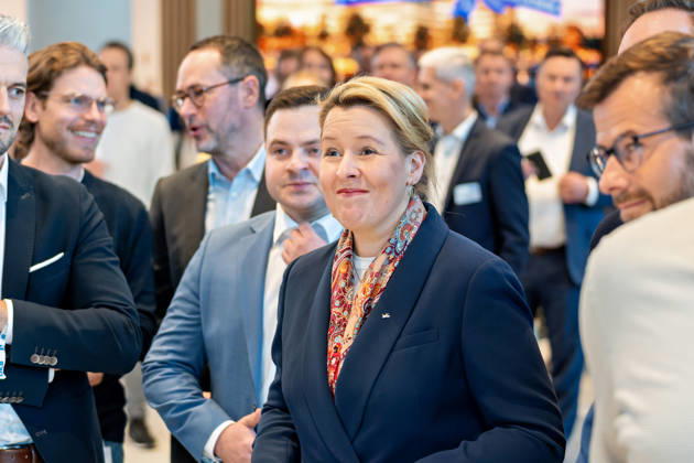 Berlin, 13.10.2026: Berlins Bürgermeisterin und Senatorin für Wirtschaft, Energie und Betriebe, Franziska Giffey (SPD), steht bei der Eröffnungsfeier zwischen den Gästen im Foyer des neuen DKB-Campus in der Europacity in Berlin-Mitte. Gemeinsam eröffneten DKB-CEO Dr. Sven Deglow und Berlins Bürgermeisterin und Wirtschaftssenatorin Franziska Giffey (SPD) den neuen Hauptsitz mit einem symbolischen Banddurchschnitt. Der von Kleihues + Kleihues entworfene, rund 82 Meter hohe Komplex besteht aus drei Gebäudeteilen mit fünf, elf und 19 Geschossen und rund 35.000 Quadratmetern Mietfläche; entwickelt wurde er von der CA Immo unter dem Projektnamen Upbeat. Rund 2.600 Mitarbeitende des DKB-Konzerns, die bislang auf mehrere Berliner Sta