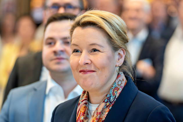Berlin, 13.10.2026: Berlins Bürgermeisterin und Senatorin für Wirtschaft, Energie und Betriebe, Franziska Giffey (SPD), bei der Eröffnungsfeier im Foyer des neuen DKB-Campus in der Europacity in Berlin-Mitte. Gemeinsam eröffneten DKB-CEO Dr. Sven Deglow und Berlins Bürgermeisterin und Wirtschaftssenatorin Franziska Giffey (SPD) den neuen Hauptsitz mit einem symbolischen Banddurchschnitt. Der von Kleihues + Kleihues entworfene, rund 82 Meter hohe Komplex besteht aus drei Gebäudeteilen mit fünf, elf und 19 Geschossen und rund 35.000 Quadratmetern Mietfläche; entwickelt wurde er von der CA Immo unter dem Projektnamen Upbeat. Rund 2.600 Mitarbeitende des DKB-Konzerns, die bislang auf mehrere Berliner Standorte verteilt waren, arbe