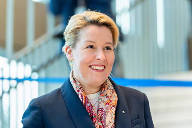 Berlin, 13.10.2026: Berlins Bürgermeisterin und Senatorin für Wirtschaft, Energie und Betriebe, Franziska Giffey (SPD), lacht bei der Eröffnungsfeier im Foyer des neuen DKB-Campus in der Europacity in Berlin-Mitte; im Hintergrund das blaue Band für den Banddurchschnitt. Gemeinsam eröffneten DKB-CEO Dr. Sven Deglow und Berlins Bürgermeisterin und Wirtschaftssenatorin Franziska Giffey (SPD) den neuen Hauptsitz mit einem symbolischen Banddurchschnitt. Der von Kleihues + Kleihues entworfene, rund 82 Meter hohe Komplex besteht aus drei Gebäudeteilen mit fünf, elf und 19 Geschossen und rund 35.000 Quadratmetern Mietfläche; entwickelt wurde er von der CA Immo unter dem Projektnamen Upbeat. Rund 2.600 Mitarbeitende des DKB-Konzerns,