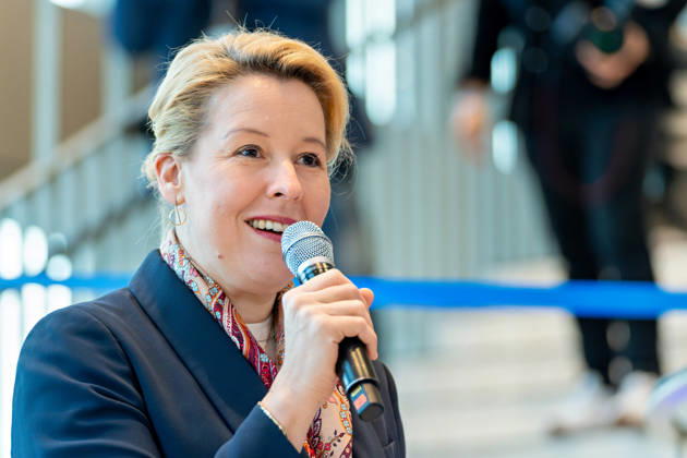 Berlin, 13.10.2026: Berlins Bürgermeisterin und Senatorin für Wirtschaft, Energie und Betriebe, Franziska Giffey (SPD), spricht bei der Eröffnungsfeier im Foyer des neuen DKB-Campus in der Europacity in Berlin-Mitte; im Hintergrund das blaue Band für den Banddurchschnitt. Gemeinsam eröffneten DKB-CEO Dr. Sven Deglow und Berlins Bürgermeisterin und Wirtschaftssenatorin Franziska Giffey (SPD) den neuen Hauptsitz mit einem symbolischen Banddurchschnitt. Der von Kleihues + Kleihues entworfene, rund 82 Meter hohe Komplex besteht aus drei Gebäudeteilen mit fünf, elf und 19 Geschossen und rund 35.000 Quadratmetern Mietfläche; entwickelt wurde er von der CA Immo unter dem Projektnamen Upbeat. Rund 2.600 Mitarbeitende des DKB-Konzerns