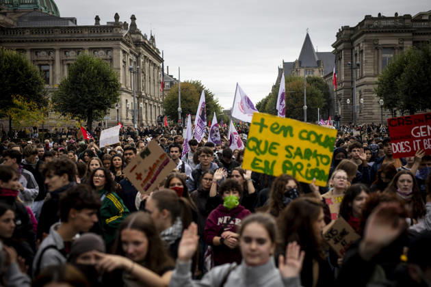 NEWS: Blocages de lycées en Alsace lors de la mobilisation étudiante. Strasbourg - France 13 10 2026 Des lycéens organisent de nouveaux blocages en Alsace le 13 octobre 2026, avant des rassemblements prévus à Strasbourg et à Mulhouse, en France. Cette mobilisation témoigne de la colère croissante des élèves face aux problèmes liés à l’éducation. Strasbourg  Copyright: xELYXANDROxCEGARRAx