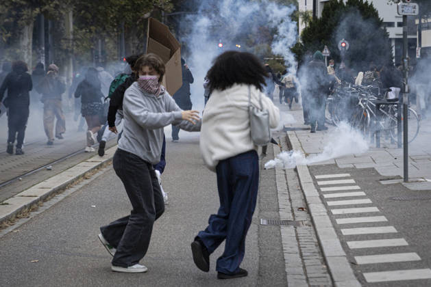 NEWS: Blocages de lycées en Alsace lors de la mobilisation étudiante. Strasbourg - France 13 10 2026 Des lycéens organisent de nouveaux blocages en Alsace le 13 octobre 2026, avant des rassemblements prévus à Strasbourg et à Mulhouse, en France. Cette mobilisation témoigne de la colère croissante des élèves face aux problèmes liés à l’éducation. Strasbourg  Copyright: xx