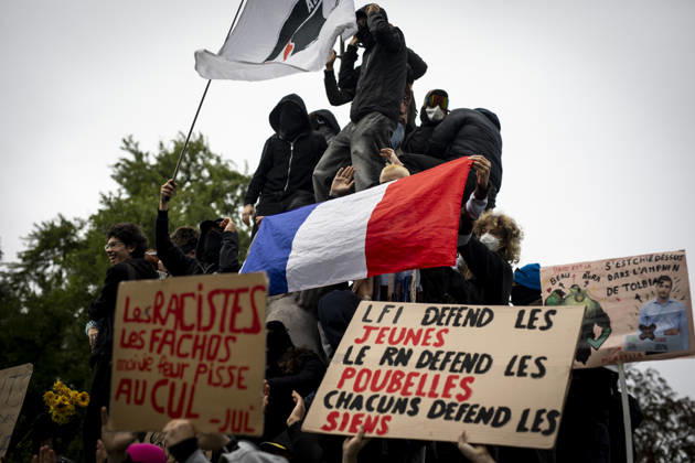 NEWS: Blocages de lycées en Alsace lors de la mobilisation étudiante. Strasbourg - France 13 10 2026 Des lycéens organisent de nouveaux blocages en Alsace le 13 octobre 2026, avant des rassemblements prévus à Strasbourg et à Mulhouse, en France. Cette mobilisation témoigne de la colère croissante des élèves face aux problèmes liés à l’éducation. Strasbourg  Copyright: xELYXANDROxCEGARRAx