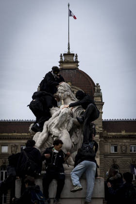 NEWS: Blocages de lycées en Alsace lors de la mobilisation étudiante. Strasbourg - France 13 10 2026 Des lycéens organisent de nouveaux blocages en Alsace le 13 octobre 2026, avant des rassemblements prévus à Strasbourg et à Mulhouse, en France. Cette mobilisation témoigne de la colère croissante des élèves face aux problèmes liés à l’éducation. Strasbourg  Copyright: xx