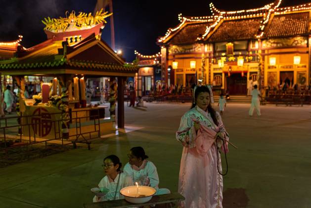 October 13, 2026, Trang, Thailand: Devotees pray at the Chinese shrine during the Vegetarian Festival..The annual Vegetarian Festival is held in Bangkok and many parts of southern Thailand, including Trang, Phatthalung, and Phuket, where worshippers refrain from eating animal products over the nine days, coinciding with the celebration of the Nine Emperor Gods. Trang Thailand - ZUMAs197 20261013_aaa_s197_166 Copyright: xPeeraponxBoonyakiatx
