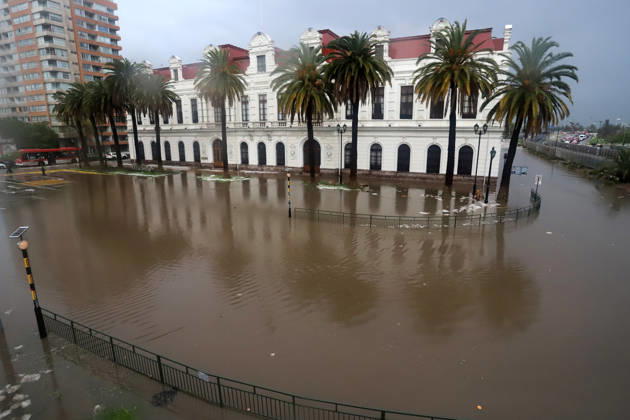 Santiago, October 13, 2026 Flooding at the intersection of Viel Avenue and Blanco Encalada Street in downtown Santiago following this afternoon s thunderstorm in the Metropolitan Region. Andrés Rocha, Aton Chile, Santiago, Chile. Aton 1199624  Copyright: ANDRESxROCHA ATONxCHILE