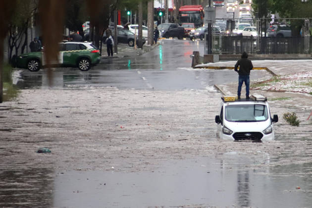 Santiago, October 13, 2026 Flooding at the intersection of Viel Avenue and Blanco Encalada Street in downtown Santiago following this afternoon s thunderstorm in the Metropolitan Region. Andrés Rocha, Aton Chile, Santiago, Chile. Aton 1199629  Copyright: ANDRESxROCHA ATONxCHILE