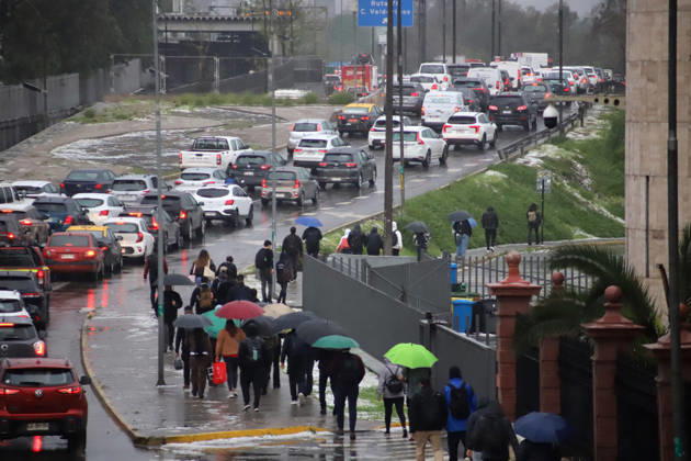 Santiago, October 13, 2026 Flooding at the intersection of Viel Avenue and Blanco Encalada Street in downtown Santiago following this afternoon s thunderstorm in the Metropolitan Region. Andrés Rocha, Aton Chile, Santiago, Chile. Aton 1199630  Copyright: ANDRESxROCHA ATONxCHILE