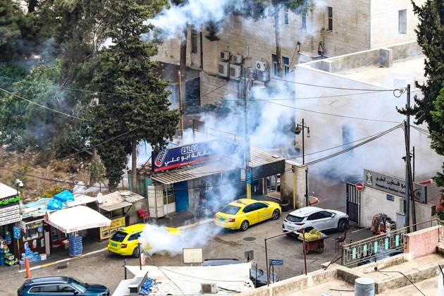 October 13, 2026, Ramallah, Palestine, State of: RAMALLAH, WEST BANK, PALESTINE, OCTOBER 13, 2026: Israeli forces conduct a raid in Ramallah in the occupied West Bank. The operation includes a raid on the offices of Addameer Prisoner Support and Human Rights Association. The Palestinian Ministry of Health reported two people wounded, including a 14-year-old boy wounded by Israeli gunfire, while several others were treated for tear gas inhalation. Ramallah Palestine, State of - ZUMAq101 20261013_zna_q101_187 Copyright: xSalmanxMohsenxAlkhatibx