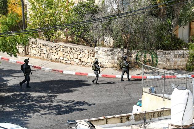 October 13, 2026, Ramallah, Palestine, State of: RAMALLAH, WEST BANK, PALESTINE, OCTOBER 13, 2026: Israeli forces conduct a raid in Ramallah in the occupied West Bank. The operation includes a raid on the offices of Addameer Prisoner Support and Human Rights Association. The Palestinian Ministry of Health reported two people wounded, including a 14-year-old boy wounded by Israeli gunfire, while several others were treated for tear gas inhalation. Ramallah Palestine, State of - ZUMAq101 20261013_zna_q101_199 Copyright: xSalmanxMohsenxAlkhatibx