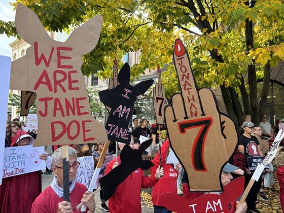 People demonstrate against the alleged gang rape of a Cornell University student in New York, United States, 13 October 2026. A red wave cries out against the Cornell gang-rape case and demands the resignation of its leadership !ACHTUNG: NUR REDAKTIONELLE NUTZUNG!  Copyright: xEstebanxCapdeponxSendrax AME5740 20261013-55021672703_1