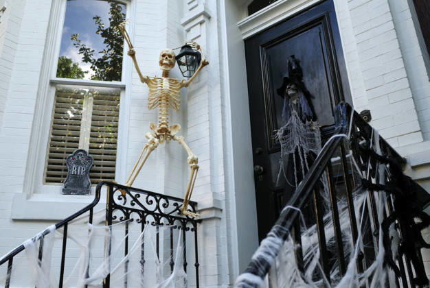 Halloween Decorations in Washington, DC Halloween themed decorations at a house downtown Washington, DC on October 13, 2026. Photo by Olivier Douliery ABACAPRESS.COM Washington Virginia United States  Copyright: xDoulieryxOlivier ABACAx