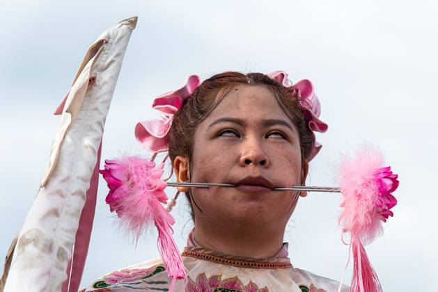 The vegetarian festival in Trang, Thailand. – 13 Oct 2026 A devotee with a skewer piercing her cheek participates in a street procession during the Vegetarian Festival. The annual Vegetarian Festival is held in Bangkok and many parts of southern Thailand, including Trang, Phatthalung, and Phuket, where worshippers refrain from eating animal products over the nine days, coinciding with the celebration of the Nine Emperor Gods. Trang Thailand Copyright: xPeeraponxBoonyakiatx xSOPAxImagesx Peerapon-Boonyakiat-1458492