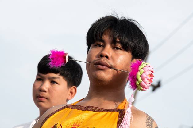 The vegetarian festival in Trang, Thailand. – 13 Oct 2026 A devotee with a skewer piercing her cheek participates in a street procession during the Vegetarian Festival. The annual Vegetarian Festival is held in Bangkok and many parts of southern Thailand, including Trang, Phatthalung, and Phuket, where worshippers refrain from eating animal products over the nine days, coinciding with the celebration of the Nine Emperor Gods. Trang Thailand Copyright: xPeeraponxBoonyakiatx xSOPAxImagesx Peerapon-Boonyakiat-1458494