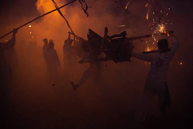 The vegetarian festival in Trang, Thailand. – 13 Oct 2026 Devotees set off firecrackers during a street procession in the Vegetarian Festival. The annual Vegetarian Festival is held in Bangkok and many parts of southern Thailand, including Trang, Phatthalung, and Phuket, where worshippers refrain from eating animal products over the nine days, coinciding with the celebration of the Nine Emperor Gods. Trang Thailand Copyright: xPeeraponxBoonyakiatx xSOPAxImagesx Peerapon-Boonyakiat-1458501