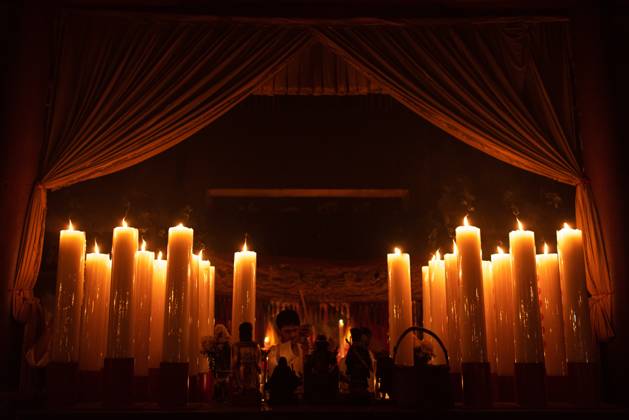 The vegetarian festival in Trang, Thailand. – 13 Oct 2026 A devotee prays at the Chinese shrine during the vegetarian festival. The annual Vegetarian Festival is held in Bangkok and many parts of southern Thailand, including Trang, Phatthalung, and Phuket, where worshippers refrain from eating animal products over the nine days, coinciding with the celebration of the Nine Emperor Gods. Trang Thailand Copyright: xPeeraponxBoonyakiatx xSOPAxImagesx Peerapon-Boonyakiat-1458503