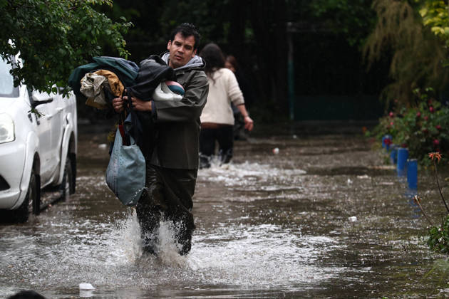 Chile declares a red alert in Santiago following heavy hailstorm SANTIAGO, CHILE - OCTOBER 13: Police officers assist residents in flooded areas of Santiago, Chile, following heavy rain and hail on October 13, 2026. Authorities declared a red alert across the capital as severe precipitation inundated streets, disrupted transportation, and caused widespread urban flooding. Lucas Aguayo Araos Anadolu Santiago Chile. Editorial use only. Please get in touch for any other usage.  Copyright: x2026xAnadoluxLucasxAguayoxAraosx