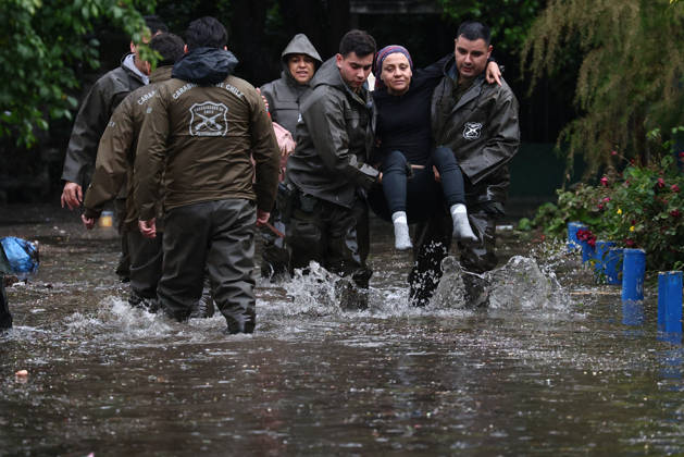 Chile declares a red alert in Santiago following heavy hailstorm SANTIAGO, CHILE - OCTOBER 13: Police officers assist residents in flooded areas of Santiago, Chile, following heavy rain and hail on October 13, 2026. Authorities declared a red alert across the capital as severe precipitation inundated streets, disrupted transportation, and caused widespread urban flooding. Lucas Aguayo Araos Anadolu Santiago Chile. Editorial use only. Please get in touch for any other usage.  Copyright: x2026xAnadoluxLucasxAguayoxAraosx