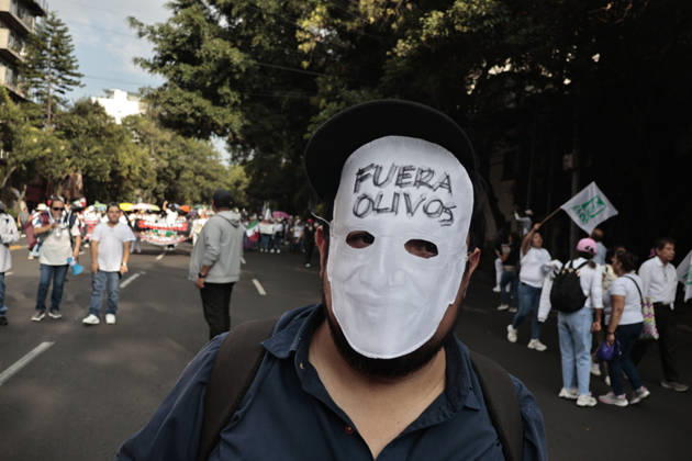 October 13, 2026, Mexico City, Cdmx, Mexico: Thousands of medical and healthcare workers from the Mexican Social Security Institute (IMSS) are staging a massive nationwide protest. In Mexico City, demonstrations are taking place at headquarters and hospitals, with the main march heading toward the union s offices; the march began at the government-run Siglo XXI Hospital which relies on federal funding and serves employees from various Mexican government agencies. The protest stems from workers demands for better working conditions, specifically addressing excessive workloads, unfilled vacancies across all departments, and the need for proper maintenance of clinical and hospital facilities as well as workplace safety standards. Other dema - ZUMAp204 20261013_zip_p204_054 Copyright: xJosuexPerezx