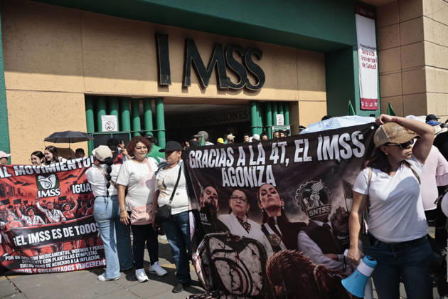October 13, 2026, Mexico City, Cdmx, Mexico: Thousands of medical and healthcare workers from the Mexican Social Security Institute (IMSS) are staging a massive nationwide protest. In Mexico City, demonstrations are taking place at headquarters and hospitals, with the main march heading toward the union s offices; the march began at the government-run Siglo XXI Hospital which relies on federal funding and serves employees from various Mexican government agencies. The protest stems from workers demands for better working conditions, specifically addressing excessive workloads, unfilled vacancies across all departments, and the need for proper maintenance of clinical and hospital facilities as well as workplace safety standards. Other dema - ZUMAp204 20261013_zip_p204_058 Copyright: xJosuexPerezx