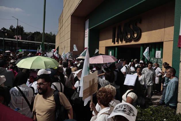 October 13, 2026, Mexico City, Cdmx, Mexico: Thousands of medical and healthcare workers from the Mexican Social Security Institute (IMSS) are staging a massive nationwide protest. In Mexico City, demonstrations are taking place at headquarters and hospitals, with the main march heading toward the union s offices; the march began at the government-run Siglo XXI Hospital which relies on federal funding and serves employees from various Mexican government agencies. The protest stems from workers demands for better working conditions, specifically addressing excessive workloads, unfilled vacancies across all departments, and the need for proper maintenance of clinical and hospital facilities as well as workplace safety standards. Other dema - ZUMAp204 20261013_zip_p204_060 Copyright: xJosuexPerezx