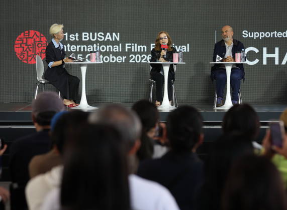French director Marc Fitoussi and actress Isabelle Huppert at BIFF French director Marc Fitoussi and actress Isabelle Huppert at BIFF French director Marc Fitoussi (R) and actress Isabelle Huppert (C) attend an open talk event at the 31st Busan International Film Festival (BIFF) at the Busan Cinema Center in the southeastern port city on Oct. 13, 2026. (Yonhap) 2026-10-14 12:25:09 <Copyright ¨Ï 1980-2026 YONHAPNEWS AGENCY. .> ºÎ»ê±¤¿ª½Ã EDITORIAL USE ONLY  Copyright: xx director ???x yonphotos257643