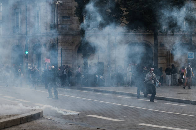 High School Stdent Mobilisation - Bordeaux Protesters move through clouds of tear gas, some covering their faces, at Place de la Victoire in Bordeaux during Act V of the high school student mobilisation, France on October 13, 2026. Photo by Fabrice Sapte ABACAPRESS.COM Bordeaux France  Copyright: xSaptexFabrice ABACAx