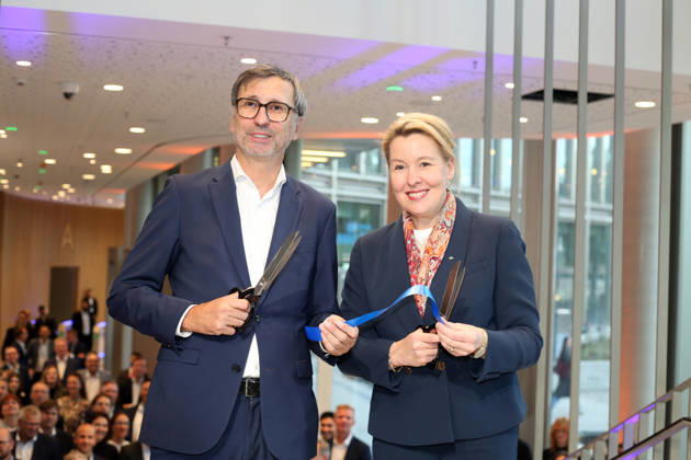 Sven Deglow, CEO of Deutsche Kreditbank (DKB), and Berlin’s Senator for Economic Affairs, Franziska Giffey, at the opening of Deutsche Kreditbank’s new headquarters in Berlin. Sven Deglow, CEO of Deutsche Kreditbank (DKB), and Berlin’s Senator for Economic Affairs, Franziska Giffey, at the opening of Deutsche Kreditbank’s new headquarters in Berli