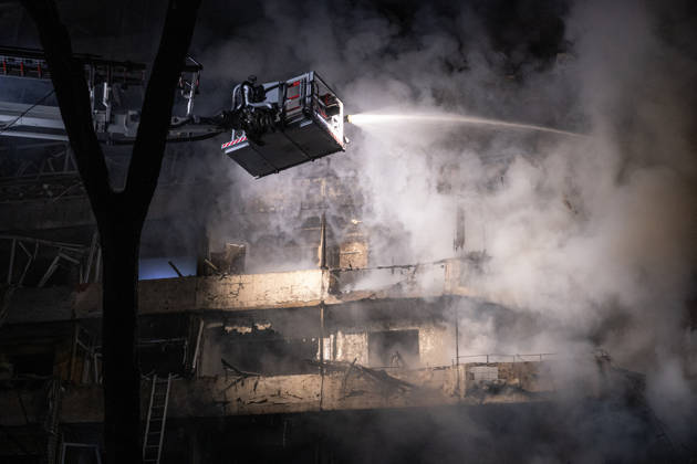 3 Dead and 19 Injured as Russian Missile Hits Residential Building - Kyiv A rescuer on an aerial platform extinguishes a fire that broke out following a Russian missile strike on a nine-story residential building in Kyiv? Desnianskyi district, Ukraine, on October 14, 2026. Russia launched a massive ballistic missile attack on the capital. Three women were killed and 19 other people were injured in the Desnianskyi district, including a seven-year-old girl. Apartments in the nine-story building were also damaged from the first through the eighth floor Photo by Danylo Antoniuk Ukrinform ABACAPRESS.COM Kyiv Ukraine  Copyright: xUkrinform ABACAx