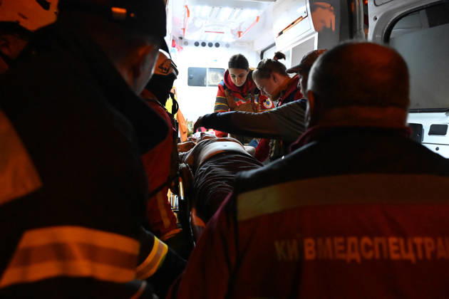 Ballistic missile strikes next to nine-story residential building in Desnianskyi district of Kyiv Medics provide assistance to a person injured in a Russian missile strike on a nine-story residential building in Kyiv’s Desnianskyi district, Ukraine, on October 14, 2026. Russia launched a massive ballistic missile attack on the capital. Three women were killed and 19 people were injured in the Desnianskyi district, including a seven-year-old girl. Apartments on the first through eighth floors of the building were also damage, Credit:Oleksandr Klymenko Ukrinform Avalon Ukraine, Kyiv  Copyright: xOleksandrxKlymenkox xUkrinformx xAvalonx 1143212123