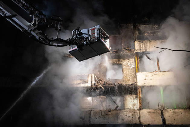 Ballistic missile strikes next to nine-story residential building in Desnianskyi district of Kyiv A rescuer on an aerial platform extinguishes a fire that broke out following a Russian missile strike on a nine-story residential building in Kyiv’s Desnianskyi district, Ukraine, on October 14, 2026. Russia launched a massive ballistic missile attack on the capital. Three women were killed and 19 other people were injured in the Desnianskyi district, including a seven-year-old girl. Apartments in the nine-story building were also damaged from the first through the eighth floor, Credit:Danylo Antoniuk Ukrinform Avalon Ukraine, Kyiv  Copyright: xDanyloxAntoniukx xUkrinformx xAvalonx 1143212134