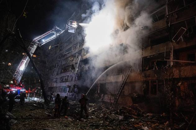 3 Dead and 19 Injured as Russian Missile Hits Residential Building - Kyiv A rescuer on an aerial platform extinguishes a fire that broke out following a Russian missile strike on a nine-story residential building in Kyiv? Desnianskyi district, Ukraine, on October 14, 2026. Russia launched a massive ballistic missile attack on the capital. Three women were killed and 19 other people were injured in the Desnianskyi district, including a seven-year-old girl. Apartments in the nine-story building were also damaged from the first through the eighth floor Photo by Danylo Antoniuk Ukrinform ABACAPRESS.COM Kyiv Ukraine  Copyright: xUkrinform ABACAx