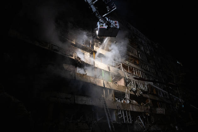 3 Dead and 19 Injured as Russian Missile Hits Residential Building - Kyiv A rescuer on an aerial platform extinguishes a fire that broke out after a Russian missile strike on a nine-story residential building in Kyiv? Desnianskyi district, Ukraine, on October 14, 2026. Russia launched a massive ballistic missile attack on the capital. Three women were killed and 19 people were injured in the Desnianskyi district, including a seven-year-old girl. Apartments on the first through eighth floors of the building were also damaged Photo by Danylo Antoniuk Ukrinform ABACAPRESS.COM Kyiv Ukraine  Copyright: xUkrinform ABACAx