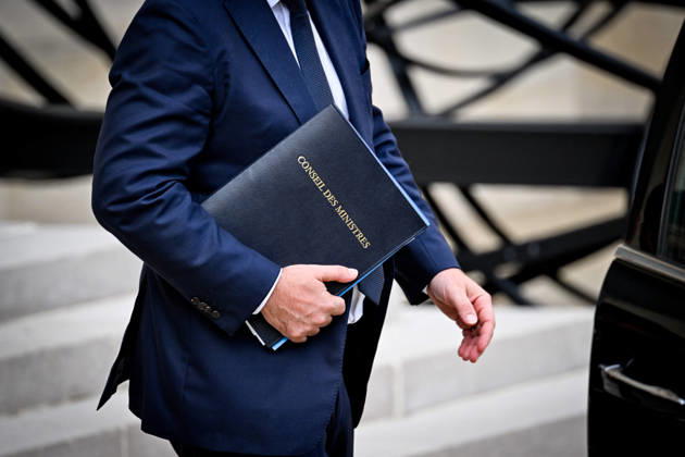 Weekly Cabinet Meeting at the Elysee Palace Illustration of a folder « Council of Ministers » in the hand of the French Minister of the City and Housing Vincent Jeanbrun as he leaves after the weekly cabinet meeting (Conseil des ministres) at the Elysee Palace in Paris, France, on October 14, 2026. Photo by Tomas Stevens ABACAPRESS.COM Paris France  Copyright: xStevensxTomas ABACAx
