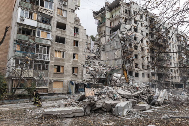 Russian air strike hits residential building in Kramatorsk KRAMATORSK, UKRAINE - OCTOBER 14: A heavy machinery operates as firefighters search for the bodies of two civilians beneath the rubble of a residential building following a Russian air strike in Kramatorsk, Ukraine, on October 14, 2026. Diego Herrera Carcedo Anadolu Kramatorsk Ukraine. Editorial use only. Please get in touch for any other usage.  Copyright: x2026xAnadoluxDiegoxHerreraxCarcedox