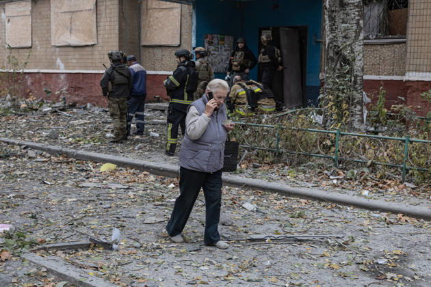 Russian air strike hits residential building in Kramatorsk KRAMATORSK, UKRAINE - OCTOBER 14: A woman walks past a destroyed building with two civilians trapped under the rubble following a Russian air strike on a residential block in Kramatorsk, Ukraine, on October 14, 2026. Diego Herrera Carcedo Anadolu Kramatorsk Ukraine. Editorial use only. Please get in touch for any other usage.  Copyright: x2026xAnadoluxDiegoxHerreraxCarcedox