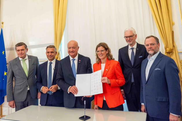 October 14, 2026 Press Conference on Industrial Strategy: Federal Minister for Innovation, Mobility, and Infrastructure Peter Hanke (SPÖ), Federal Minister for Economy, Energy,