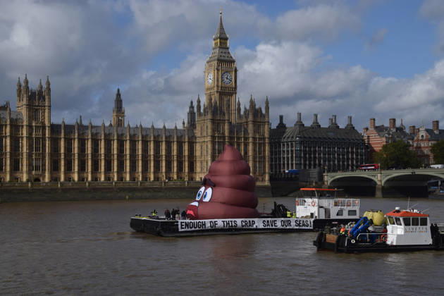 October 14, 2026, London, England, United Kingdom: Campaigners inflate a giant ˜poo™ on the River Thames outside the Parliament, calling on the UK government to act on sewage pollution. London United Kingdom - ZUMAv130 20261014_zip_v130_001 Copyright: xVukxValcicx