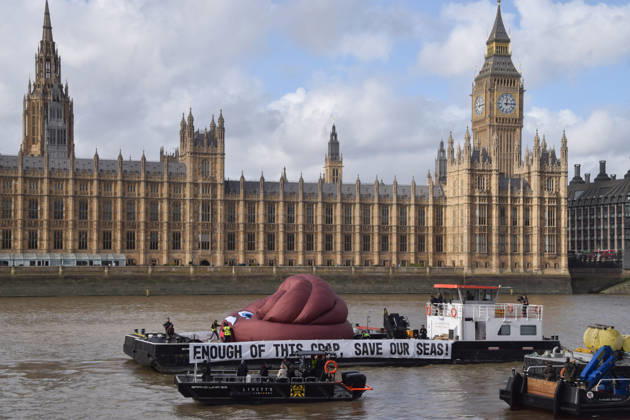 October 14, 2026, London, England, United Kingdom: Campaigners inflate a giant ˜poo™ on the River Thames outside the Parliament, calling on the UK government to act on sewage pollution. London United Kingdom - ZUMAv130 20261014_zip_v130_022 Copyright: xVukxValcicx