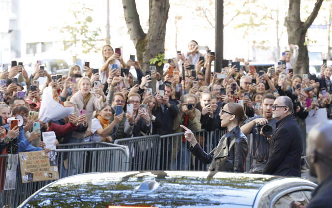 Céline Dion greets her fans as she leaves theRoyal Monceau Hotel in Paris before heading to the La Plénitude Arena at Paris La Défense to continue her concert series on October 14, 2026 Christophe Aubert Bestimage Céline Dion greets fans as she leaves the Royal Monceau Hotel in Paris before heading to the La Plénitude Arena at Paris La Défense to continue her concert series on October 14, 2026, Paris, France  Copyright: xChristophexAubertx xBestimagexChristophexAubertx xBestimagex