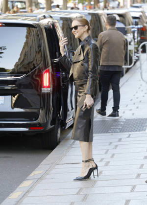 Céline Dion greets her fans as she leaves theRoyal Monceau Hotel in Paris before heading to the La Plénitude Arena at Paris La Défense to continue her concert series on October 14, 2026 Christophe Aubert Bestimage Céline Dion greets fans as she leaves the Royal Monceau Hotel in Paris before heading to the La Plénitude Arena at Paris La Défense to continue her concert series on October 14, 2026, Paris, France  Copyright: xChristophexAubertx xBestimagexChristophexAubertx xBestimagex