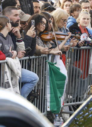 Céline Dion greets her fans as she leaves theRoyal Monceau Hotel in Paris before heading to the La Plénitude Arena at Paris La Défense to continue her concert series on October 14, 2026 Christophe Aubert Bestimage Céline Dion greets fans as she leaves the Royal Monceau Hotel in Paris before heading to the La Plénitude Arena at Paris La Défense to continue her concert series on October 14, 2026, Paris, France  Copyright: xChristophexAubertx xBestimagexChristophexAubertx xBestimagex