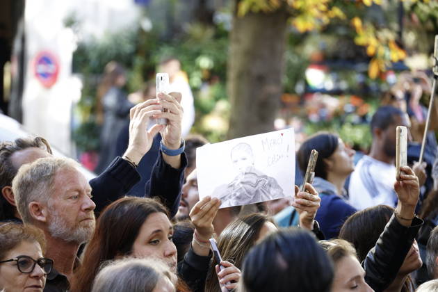 Céline Dion greets her fans as she leaves theRoyal Monceau Hotel in Paris before heading to the La Plénitude Arena at Paris La Défense to continue her concert series on October 14, 2026 Christophe Aubert Bestimage Céline Dion greets fans as she leaves the Royal Monceau Hotel in Paris before heading to the La Plénitude Arena at Paris La Défense to continue her concert series on October 14, 2026, Paris, France  Copyright: xChristophexAubertx xBestimagexChristophexAubertx xBestimagex