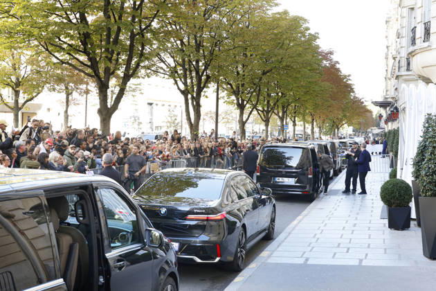 Céline Dion greets her fans as she leaves theRoyal Monceau Hotel in Paris before heading to the La Plénitude Arena at Paris La Défense to continue her concert series on October 14, 2026 Christophe Aubert Bestimage Céline Dion greets fans as she leaves the Royal Monceau Hotel in Paris before heading to the La Plénitude Arena at Paris La Défense to continue her concert series on October 14, 2026, Paris, France  Copyright: xChristophexAubertx xBestimagexChristophexAubertx xBestimagex