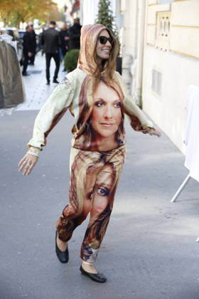 A Céline Dion fan outside theRoyal Monceau Hotel in Paris before heading to the Paris La Défense Arena to continue her concert series on October 14, 2026 Christophe Aubert Bestimage A Céline Dion fan outside the Royal Monceau Hotel in Paris before heading to the Paris La Défense Arena to continue her concert series on October 14, 2026, Paris, France  Copyright: xChristophexAubertx xBestimagexChristophexAubertx xBestimagex