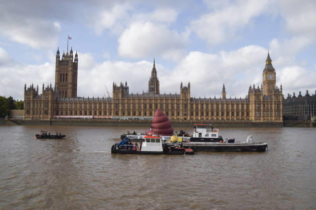 October 14, 2026, London, England, United Kingdom: Campaigners inflate a giant ˜poo™ on the River Thames outside the Parliament, calling on the UK government to act on sewage pollution. London United Kingdom - ZUMAv130 20261014_zip_v130_023 Copyright: xVukxValcicx